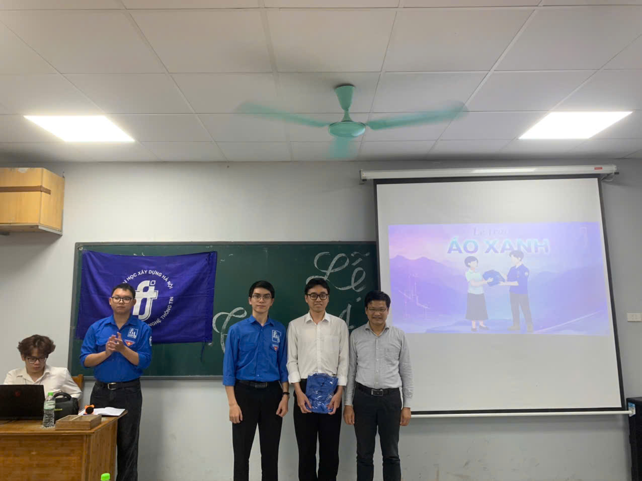 HỘI NGHỊ KIỆN TOÀN BAN CHẤP HÀNH VÀ LỄ TRÁO ÁO XANH ĐỘI SINH VIÊN TÌNH NGUYỆN KHOA CÔNG NGHỆ THÔNG TIN