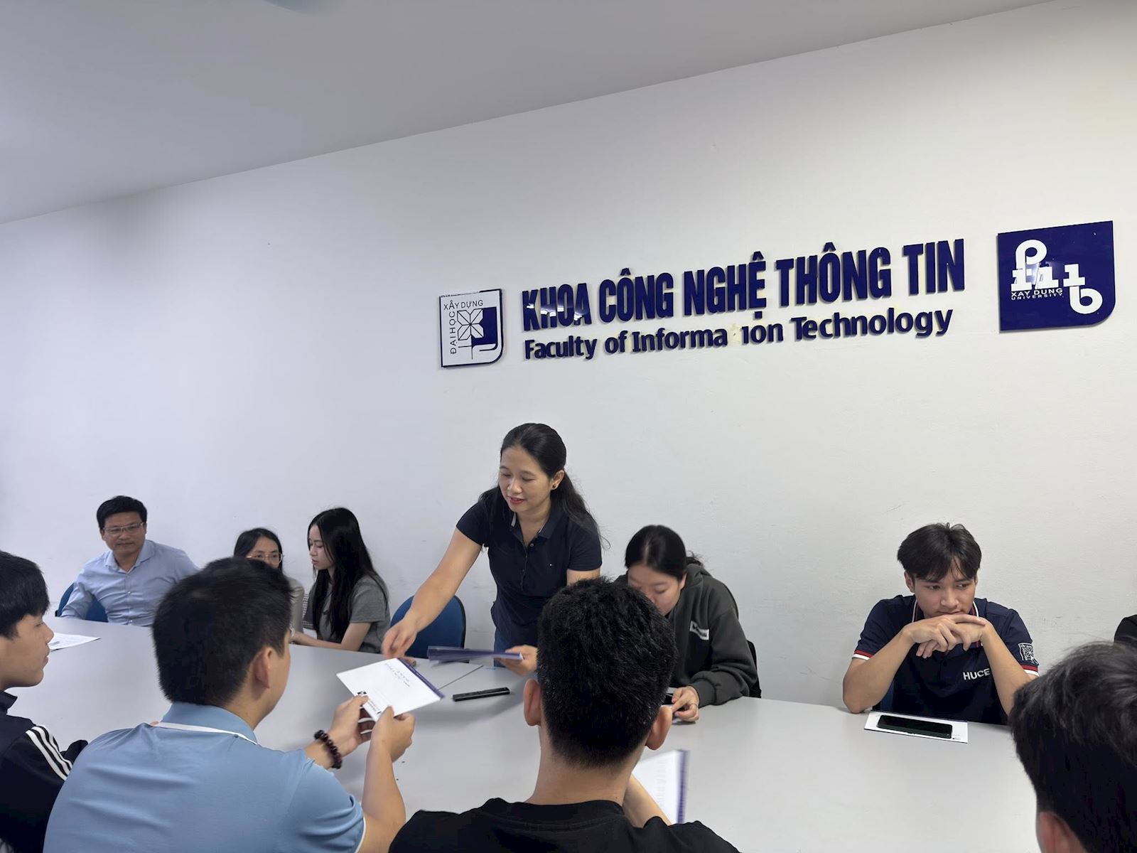 Khoa Công nghệ Thông tin trao học bổng hỗ trợ sinh viên có hoàn cảnh khó khăn  ​