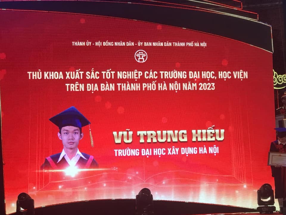 Chúc mừng sinh viên Vũ Trung Hiếu là  thủ khoa xuất sắc tốt nghiệp trên địa bàn Hà Nội