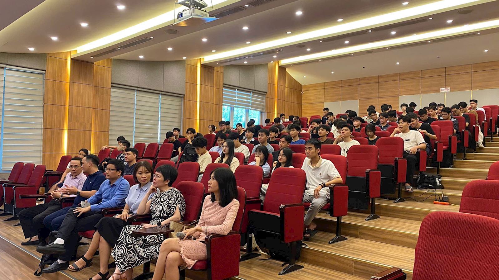 Hội thảo "AI và Cloud trong kỷ nguyên số": Nâng cao kỹ năng thực tiễn cho sinh viên Công nghệ phần mềm