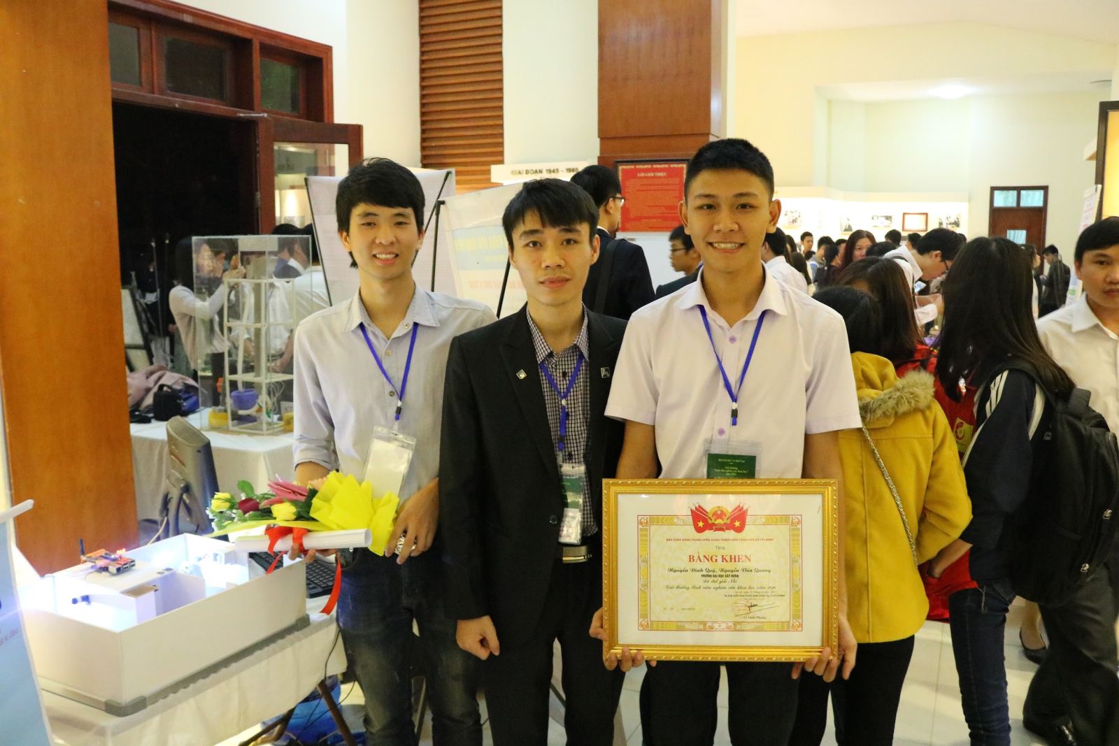Nhóm sinh viên của Khoa CNTT đạt giải nhì "Sinh viên nghiên cứu khoa học" năm 2016